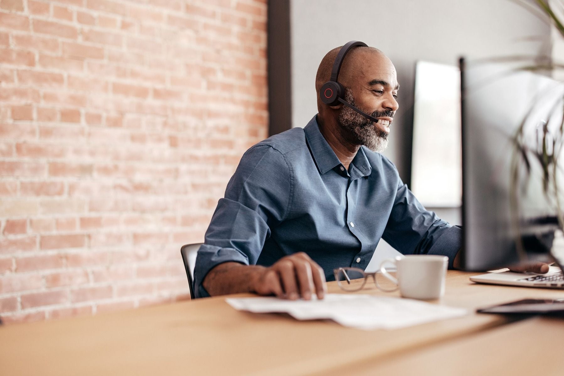 Jabra Evolve 65 TE Link390a Teams Stereo Bluetooth Headset, 16-hour battery life, 30-metre wireless range, Passive Noise Cancellation, Busy Light - Image 3